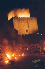 En primer plano se observa un espectculo de la V Feria de Teatro de Castilla y Len - Ciudad Rodrigo; de fondo, el Castillo de Enrique II de Trastmara, del siglo XIV